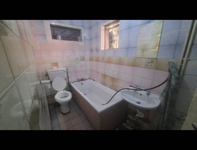 2 BEDROOM FREEHOLD FOR SALE IN LENTEGEUR